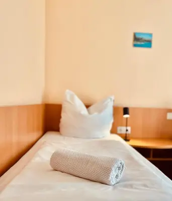 Ein Bett oder Betten in einem Zimmer der Unterkunft TM Hotel Westfalen