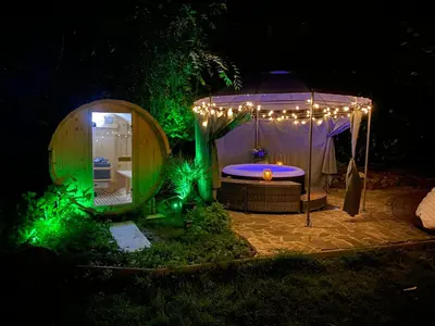 Ein Garten an der Unterkunft Ferienvilla Whirlpool Fasssauna direkt am Rhein