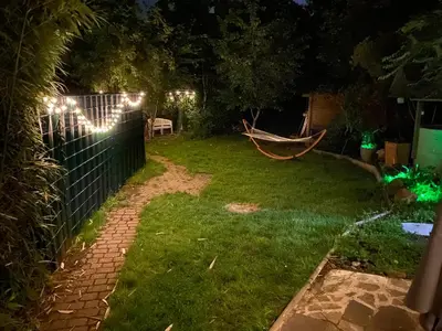Ein Garten an der Unterkunft Ferienvilla Whirlpool Fasssauna direkt am Rhein