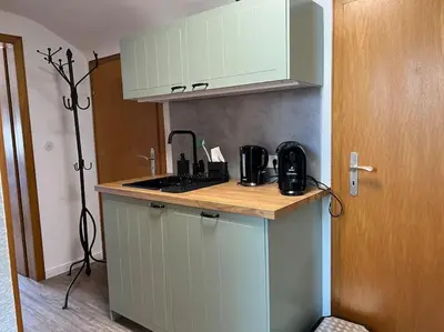 Küche/Küchenzeile in der Unterkunft Gemütliches Apartment für Messe, Job & Kurzurlaub im Grünen, Nähe Düsseldorf