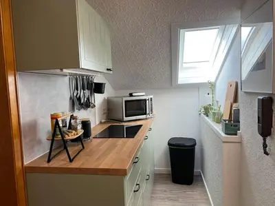 Küche/Küchenzeile in der Unterkunft Gemütliches Apartment für Messe, Job & Kurzurlaub im Grünen, Nähe Düsseldorf