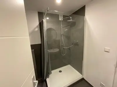 Ein Badezimmer in der Unterkunft Warzalas Apartement 2 Ferienwohnung