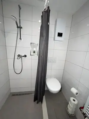 Ein Badezimmer in der Unterkunft Apartment Central 10C 40qm Wi-Fi free Parking calm back house