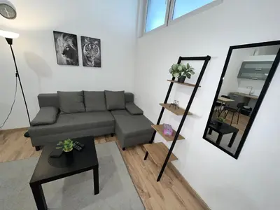 Ein Sitzbereich in der Unterkunft Apartment Central 10C 40qm Wi-Fi free Parking calm back house