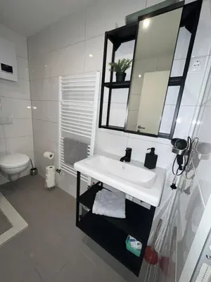 Ein Badezimmer in der Unterkunft Apartment Central 10C 40qm Wi-Fi free Parking calm back house