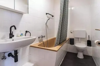 Ein Badezimmer in der Unterkunft NEXT HOME - FREE Parking & WiFi - Badewanne