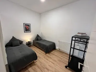 Ein Bett oder Betten in einem Zimmer der Unterkunft Apartment Central 10B 40qm Wi-Fi free Parking calm back house
