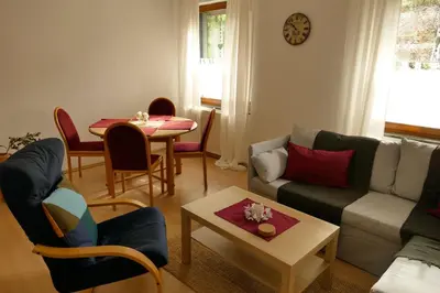 Ein Sitzbereich in der Unterkunft Ferienwohnung Wengerner Mühle