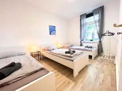 Ein Bett oder Betten in einem Zimmer der Unterkunft 3 Zimmer mit 6 Betten, große Küche, neues Bad, 7min zur A1