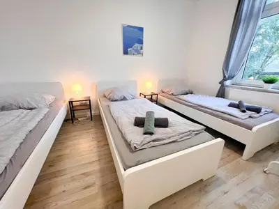 Ein Bett oder Betten in einem Zimmer der Unterkunft 3 Zimmer mit 6 Betten, große Küche, neues Bad, 7min zur A1