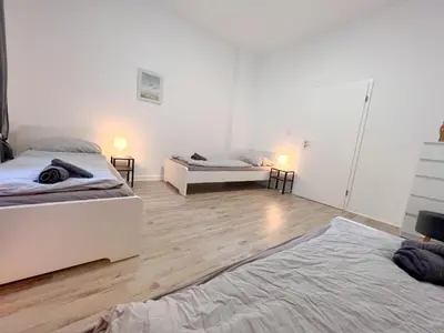 Ein Bett oder Betten in einem Zimmer der Unterkunft 3 Zimmer mit 6 Betten, große Küche, neues Bad, 7min zur A1