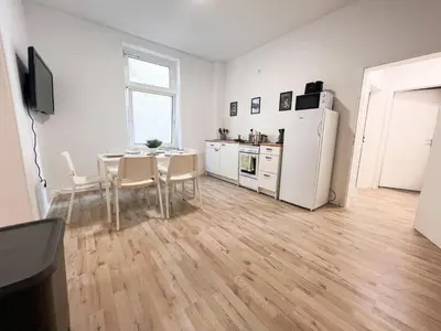 Küche/Küchenzeile in der Unterkunft 3 Zimmer mit 6 Betten, große Küche, neues Bad, 7min zur A1