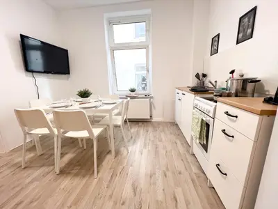 Küche/Küchenzeile in der Unterkunft 3 Zimmer mit 6 Betten, große Küche, neues Bad, 7min zur A1