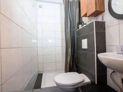 Ein Badezimmer in der Unterkunft Serviceroom24 - Apartment 4 in Recklinghausen WLAN - Smart-TV - 24-7 Check-in und Küche