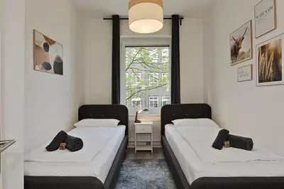 Ein Bett oder Betten in einem Zimmer der Unterkunft Modern und ruhig, mit Garage & PS4, nahe Messe, RÜ und Uniklinik, voll ausgestattete Küche, Bad mit Dusche und Badewanne