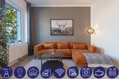 Ein Sitzbereich in der Unterkunft Modern und ruhig, mit Garage & PS4, nahe Messe, RÜ und Uniklinik, voll ausgestattete Küche, Bad mit Dusche und Badewanne