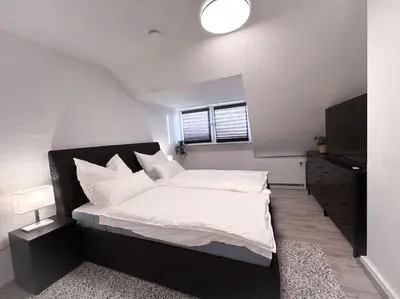 Ein Bett oder Betten in einem Zimmer der Unterkunft Zentrale Wohnung für 4 mit Bett und Schlafcouch
