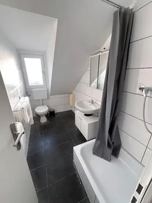 Ein Badezimmer in der Unterkunft Zentrale Wohnung für 4 mit Bett und Schlafcouch