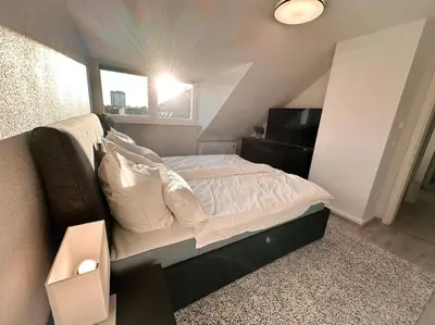 Ein Bett oder Betten in einem Zimmer der Unterkunft Zentrale Wohnung für 4 mit Bett und Schlafcouch