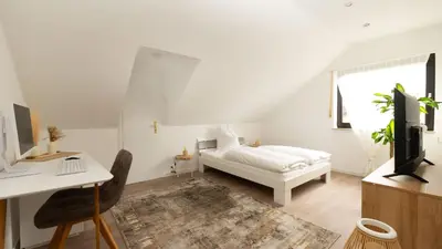 Ein Bett oder Betten in einem Zimmer der Unterkunft 3,5-Zimmer inkl Arbeitsplatz, WLAN & free Netflix, Amazon-Free Parken vollausgestattete Wohnung, 24h Check In