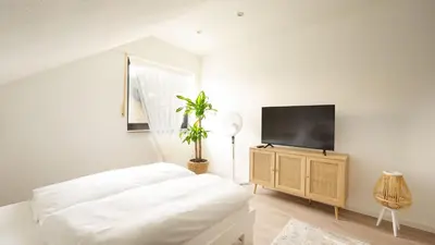 TV/Unterhaltungsangebot in der Unterkunft 3,5-Zimmer inkl Arbeitsplatz, WLAN & free Netflix, Amazon-Free Parken vollausgestattete Wohnung, 24h Check In