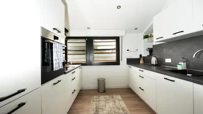 Küche/Küchenzeile in der Unterkunft 3,5-Zimmer inkl Arbeitsplatz, WLAN & free Netflix, Amazon-Free Parken vollausgestattete Wohnung, 24h Check In