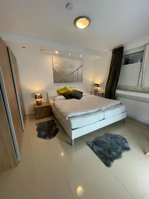 Ein Bett oder Betten in einem Zimmer der Unterkunft 4 bedrooms, 2 bathrooms, kitchen, terrace - 10 min to fairground