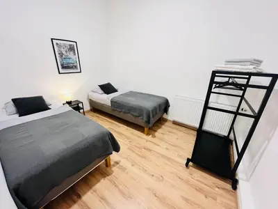 Ein Bett oder Betten in einem Zimmer der Unterkunft Apartment Central 10A 40qm Wi-Fi free Parking calm back house