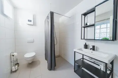 Ein Badezimmer in der Unterkunft Apartment Central 10A 40qm Wi-Fi free Parking calm back house
