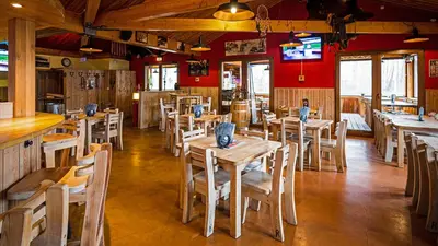 Ein Restaurant oder anderes Speiselokal in der Unterkunft Roadcamp - American Motel & Sportsbar