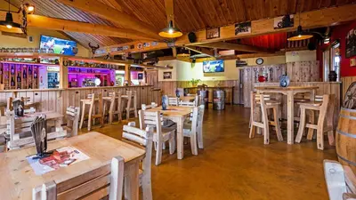 Ein Restaurant oder anderes Speiselokal in der Unterkunft Roadcamp - American Motel & Sportsbar
