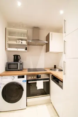 Küche/Küchenzeile in der Unterkunft Cozy apartment with kitchen + balcony NEW!