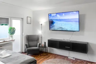 TV/Unterhaltungsangebot in der Unterkunft Relax Oasis with 65 SmartTV, Kitchen and Balcony