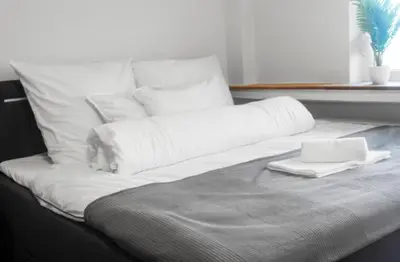 Ein Bett oder Betten in einem Zimmer der Unterkunft Relax Oasis with 65 SmartTV, Kitchen and Balcony