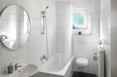 Ein Badezimmer in der Unterkunft Relax Oasis with 65 SmartTV, Kitchen and Balcony