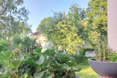 Ein Garten an der Unterkunft White Pearl II
