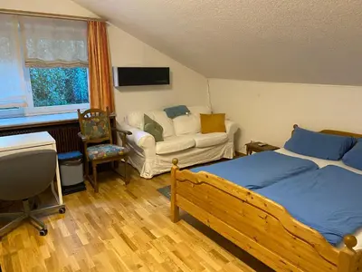 Ein Bett oder Betten in einem Zimmer der Unterkunft Gemütliches Zimmer mit großem Bad