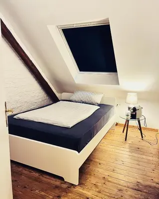 Ein Bett oder Betten in einem Zimmer der Unterkunft b e d & a g e d e s i g n -small- wunderschönes Zimmer mit Bad - Rechnungserstellung für Geschäftsreisende & Firmen