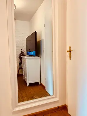 TV/Unterhaltungsangebot in der Unterkunft b e d & a g e d e s i g n -small- wunderschönes Zimmer mit Bad - Rechnungserstellung für Geschäftsreisende & Firmen