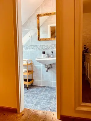 Ein Badezimmer in der Unterkunft b e d & a g e d e s i g n -small- wunderschönes Zimmer mit Bad - Rechnungserstellung für Geschäftsreisende & Firmen