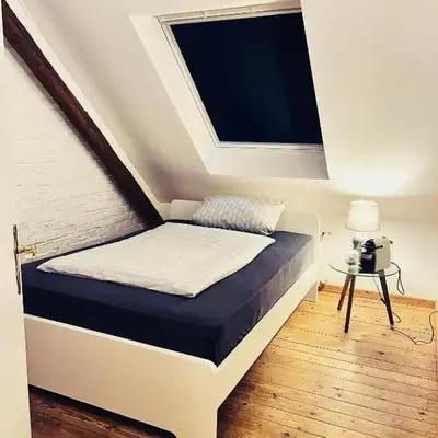 b e d & a g e d e s i g n -small- wunderschönes Zimmer mit Bad - Rechnungserstellung für Geschäftsreisende & Firmen