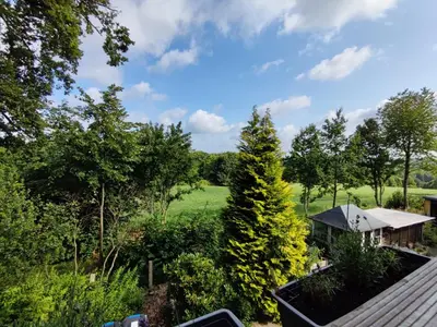 Ein Garten an der Unterkunft Grüne Oase Bochum