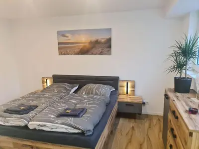 Ein Bett oder Betten in einem Zimmer der Unterkunft Kernsan. Souterrain-Wohnung 60qm mit Pool Blick