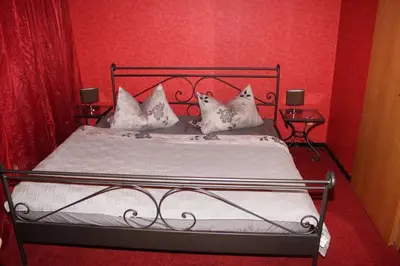 Ein Bett oder Betten in einem Zimmer der Unterkunft Wohnen in einer Privatstrasse