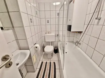 Ein Badezimmer in der Unterkunft Bis 4 Pers. 0,3 km zur City von Wuppertal – neuwertige Wohnung
