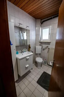 Ein Badezimmer in der Unterkunft Schöne Ferienwohnung in ruhiger Lage