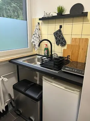 Küche/Küchenzeile in der Unterkunft Cronenberger Apartment mit Garten - kontaktloses Einchecken, Netflix, Kingsize-Bett