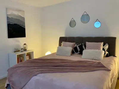 Ein Bett oder Betten in einem Zimmer der Unterkunft Cronenberger Apartment mit Garten - kontaktloses Einchecken, Netflix, Kingsize-Bett