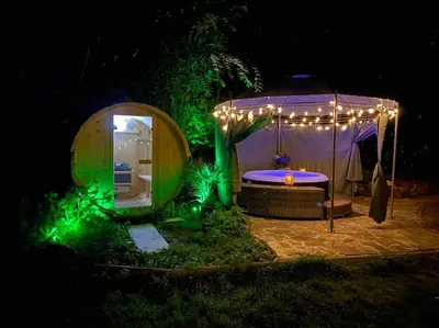 Ein Garten an der Unterkunft Ferien-Villa direkt am Rhein Sauna/Whirlpool