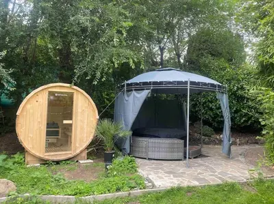Ein Garten an der Unterkunft Ferien-Villa direkt am Rhein Sauna/Whirlpool